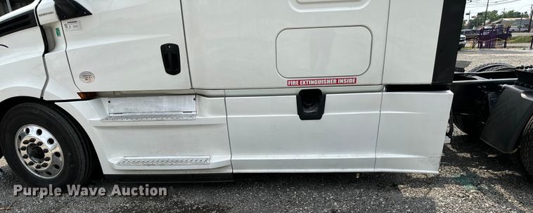 image for item DU3007 2020 Freightliner  Cascadia  semi truck