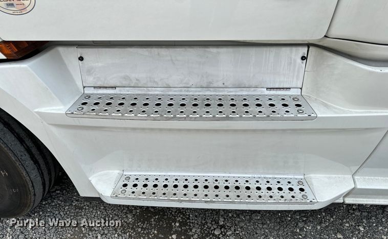 image for item DU3007 2020 Freightliner  Cascadia  semi truck