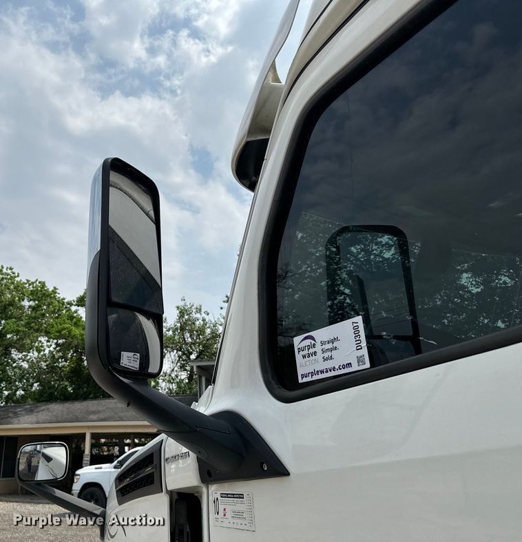 image for item DU3007 2020 Freightliner  Cascadia  semi truck