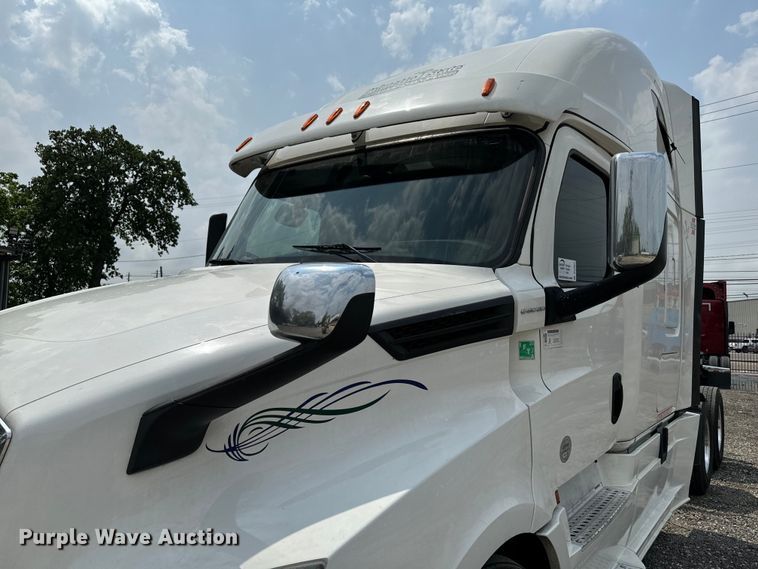 image for item DU3007 2020 Freightliner  Cascadia  semi truck
