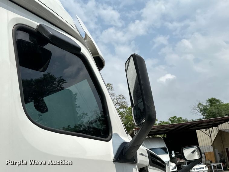 image for item DU3007 2020 Freightliner  Cascadia  semi truck