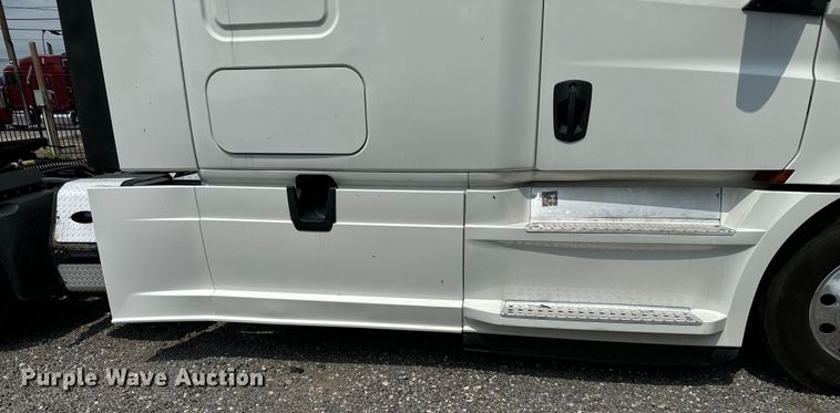 image for item DU3007 2020 Freightliner  Cascadia  semi truck