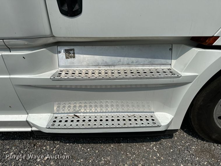 image for item DU3007 2020 Freightliner  Cascadia  semi truck