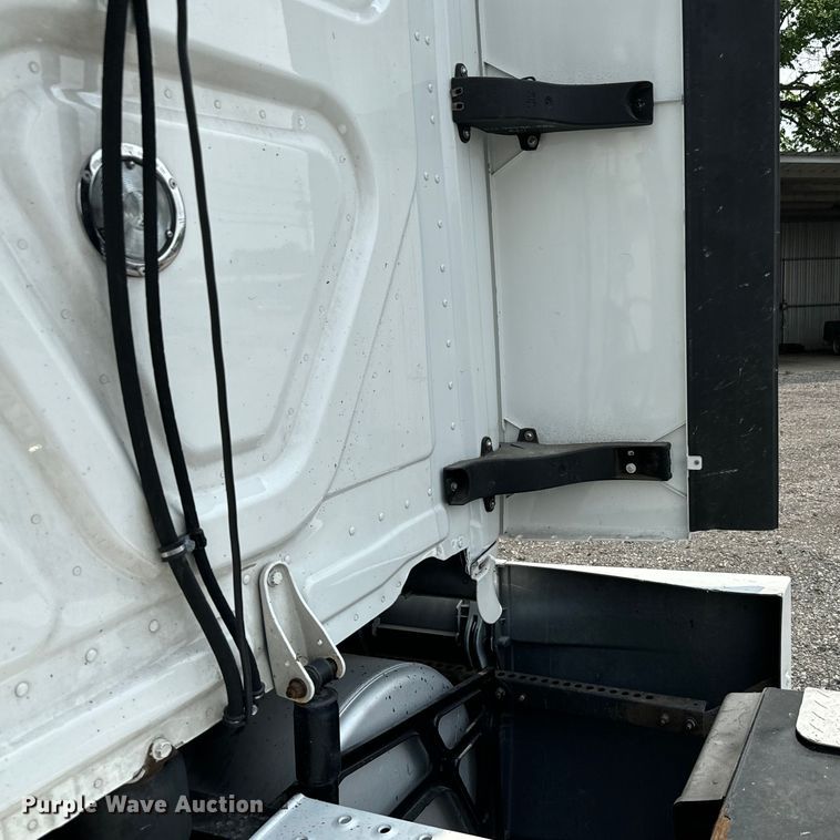 image for item DU3007 2020 Freightliner  Cascadia  semi truck