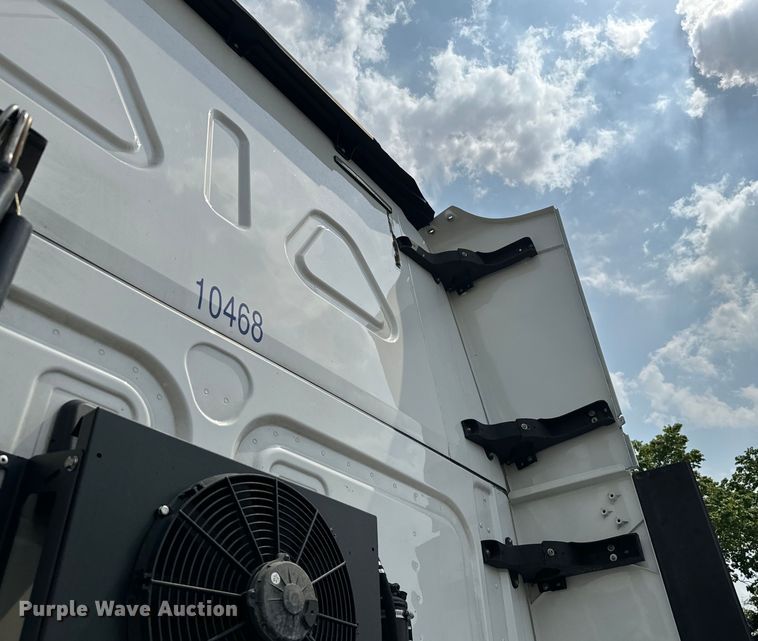 image for item DU3007 2020 Freightliner  Cascadia  semi truck