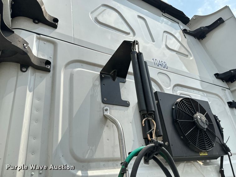 image for item DU3007 2020 Freightliner  Cascadia  semi truck