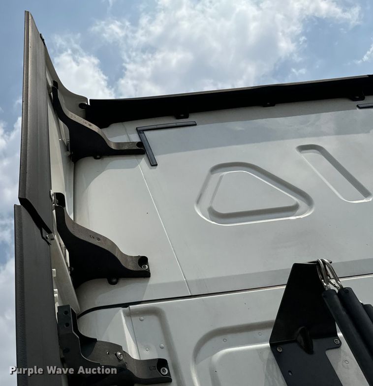 image for item DU3007 2020 Freightliner  Cascadia  semi truck