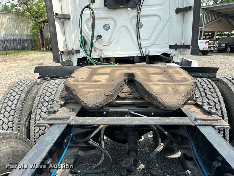 image for item DU3007 2020 Freightliner  Cascadia  semi truck