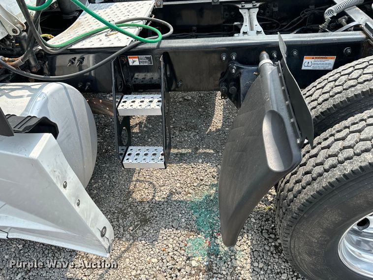 image for item DU3007 2020 Freightliner  Cascadia  semi truck