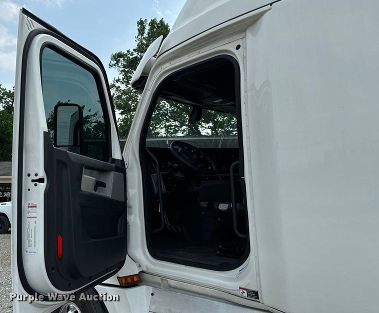 image for item DU3007 2020 Freightliner  Cascadia  semi truck