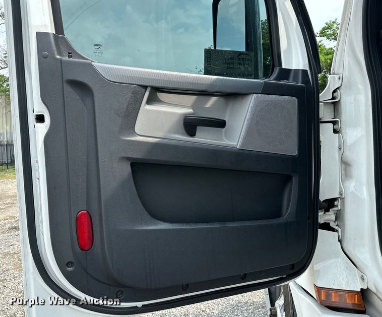 image for item DU3007 2020 Freightliner  Cascadia  semi truck