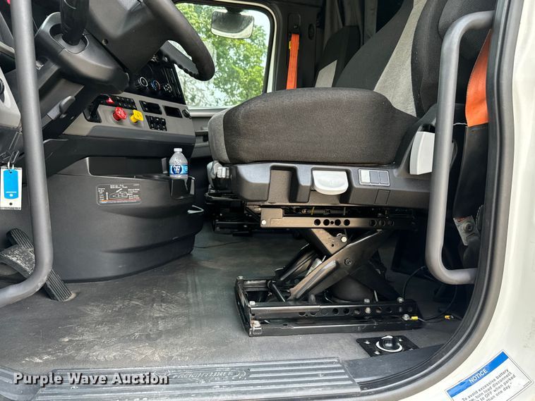 image for item DU3007 2020 Freightliner  Cascadia  semi truck