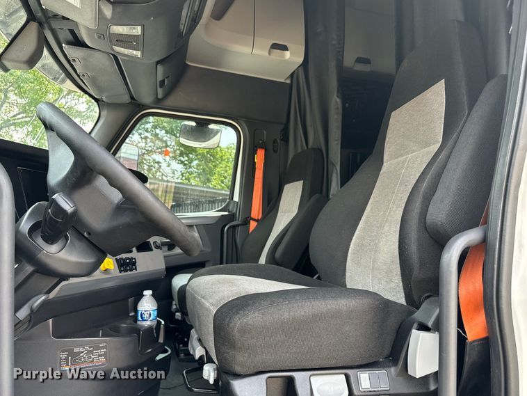 image for item DU3007 2020 Freightliner  Cascadia  semi truck