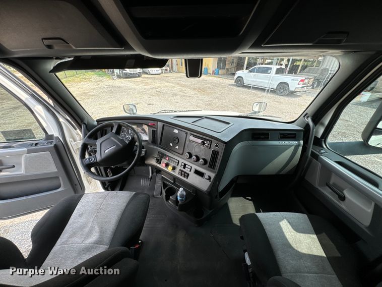 image for item DU3007 2020 Freightliner  Cascadia  semi truck