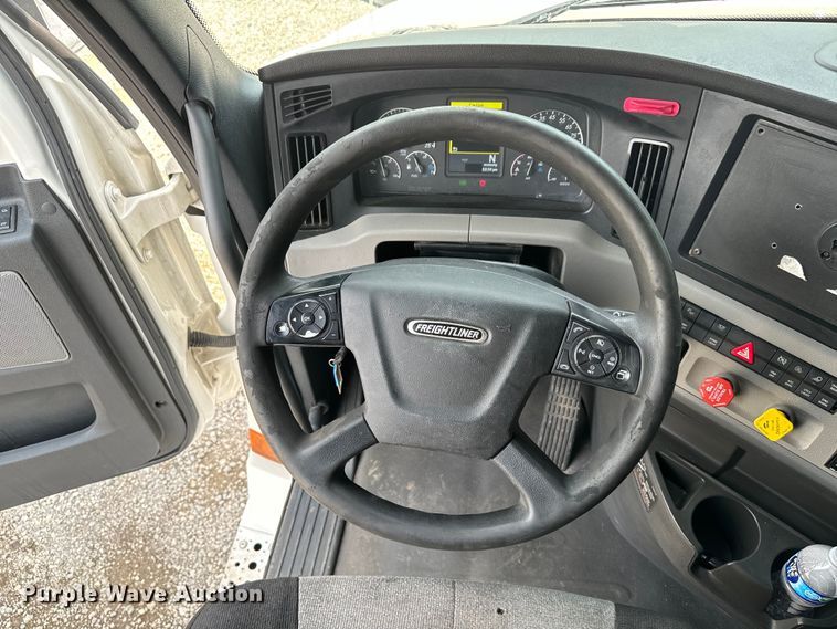 image for item DU3007 2020 Freightliner  Cascadia  semi truck