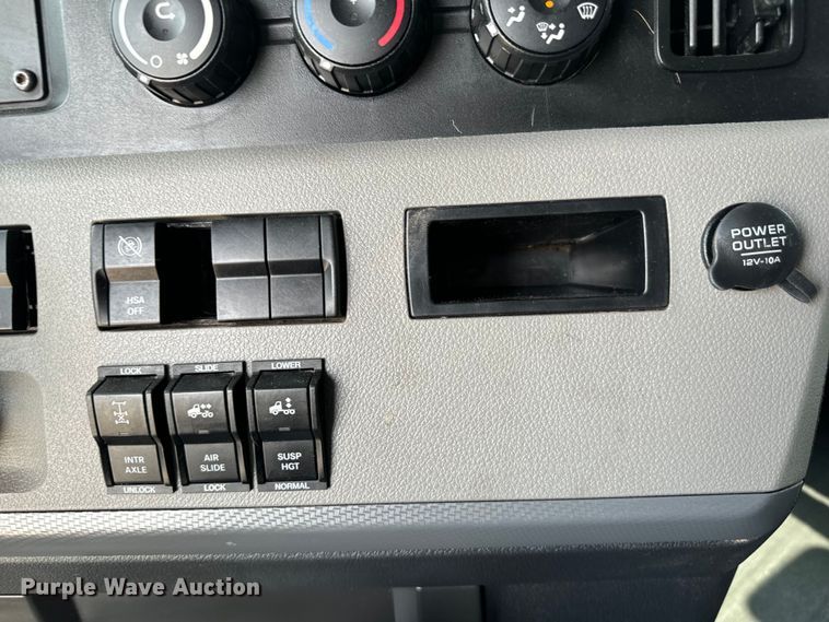 image for item DU3007 2020 Freightliner  Cascadia  semi truck