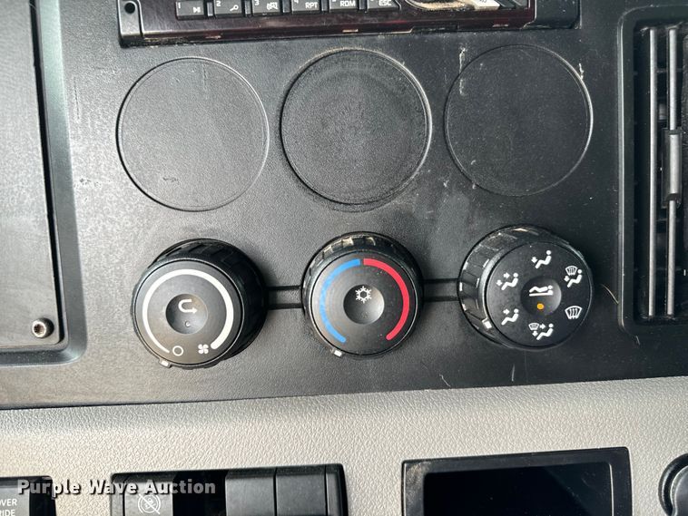 image for item DU3007 2020 Freightliner  Cascadia  semi truck