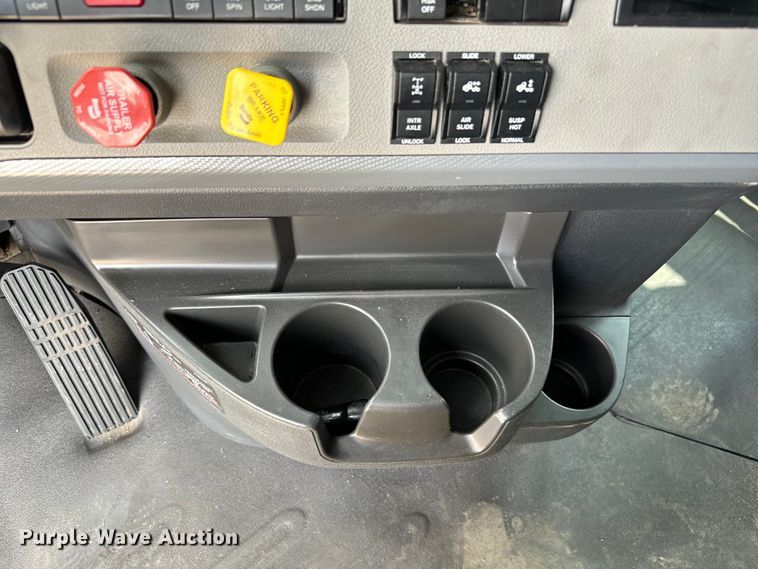 image for item DU3007 2020 Freightliner  Cascadia  semi truck