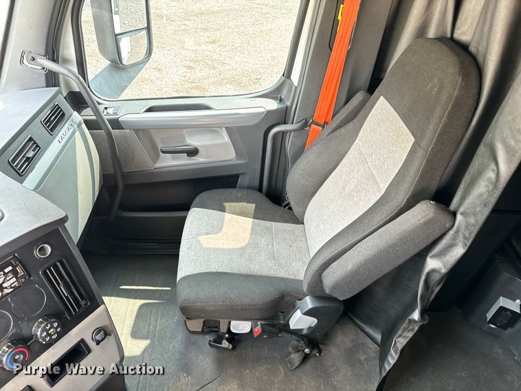 image for item DU3007 2020 Freightliner  Cascadia  semi truck