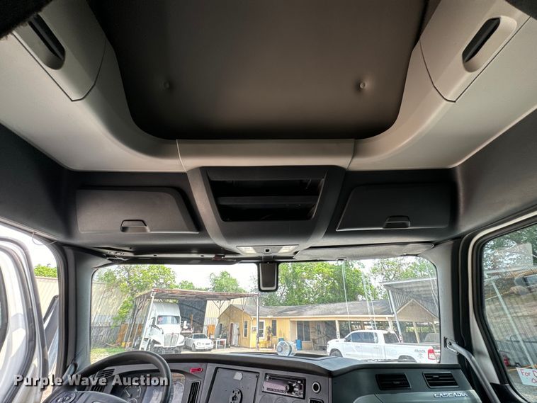 image for item DU3007 2020 Freightliner  Cascadia  semi truck