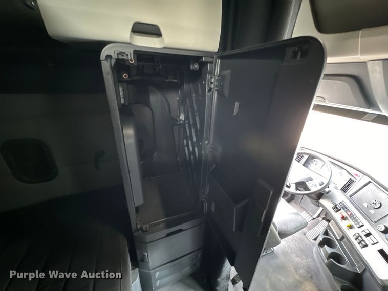 image for item DU3007 2020 Freightliner  Cascadia  semi truck