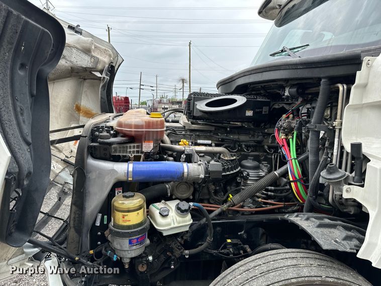 image for item DU3007 2020 Freightliner  Cascadia  semi truck