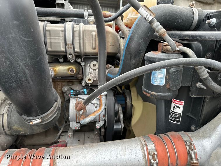 image for item DU3007 2020 Freightliner  Cascadia  semi truck