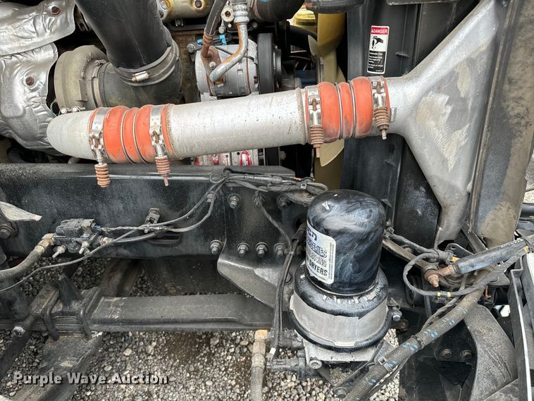 image for item DU3007 2020 Freightliner  Cascadia  semi truck