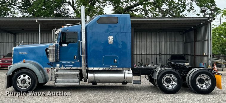 image for item DU3008 2005 Kenworth  W900  semi truck