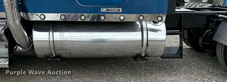 image for item DU3008 2005 Kenworth  W900  semi truck