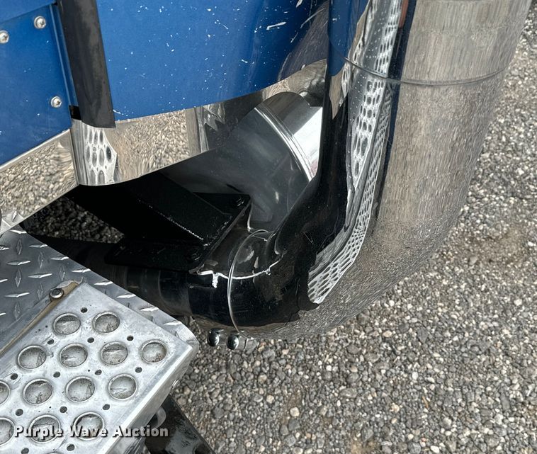 image for item DU3008 2005 Kenworth  W900  semi truck