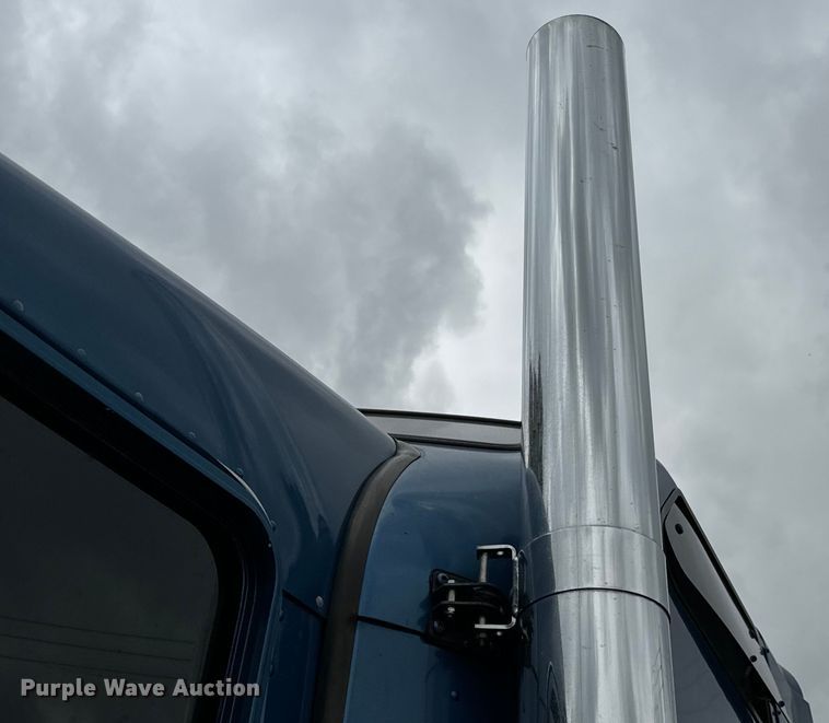 image for item DU3008 2005 Kenworth  W900  semi truck