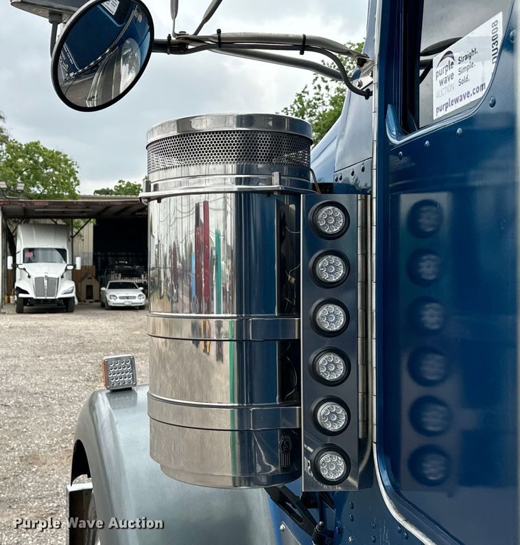 image for item DU3008 2005 Kenworth  W900  semi truck