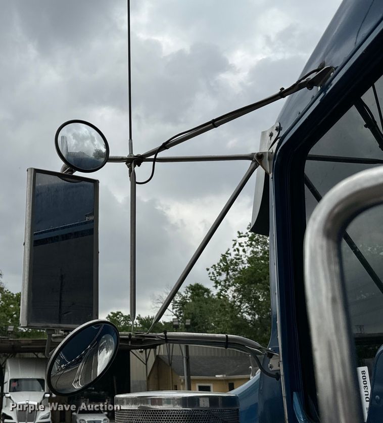 image for item DU3008 2005 Kenworth  W900  semi truck