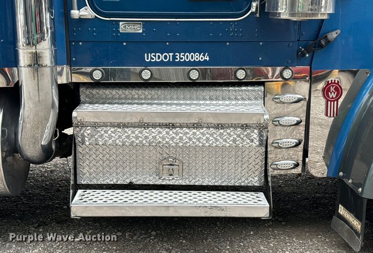 image for item DU3008 2005 Kenworth  W900  semi truck