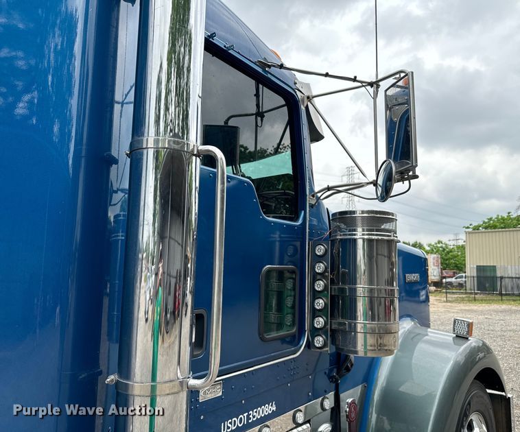 image for item DU3008 2005 Kenworth  W900  semi truck