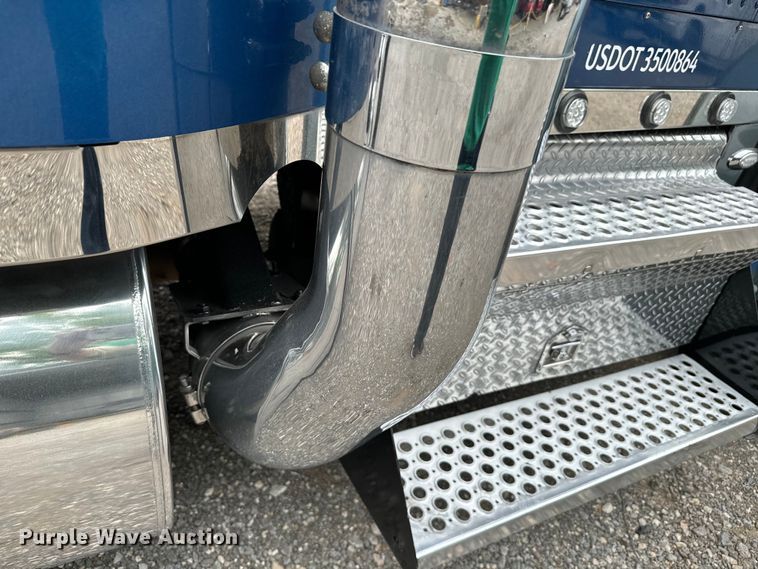 image for item DU3008 2005 Kenworth  W900  semi truck