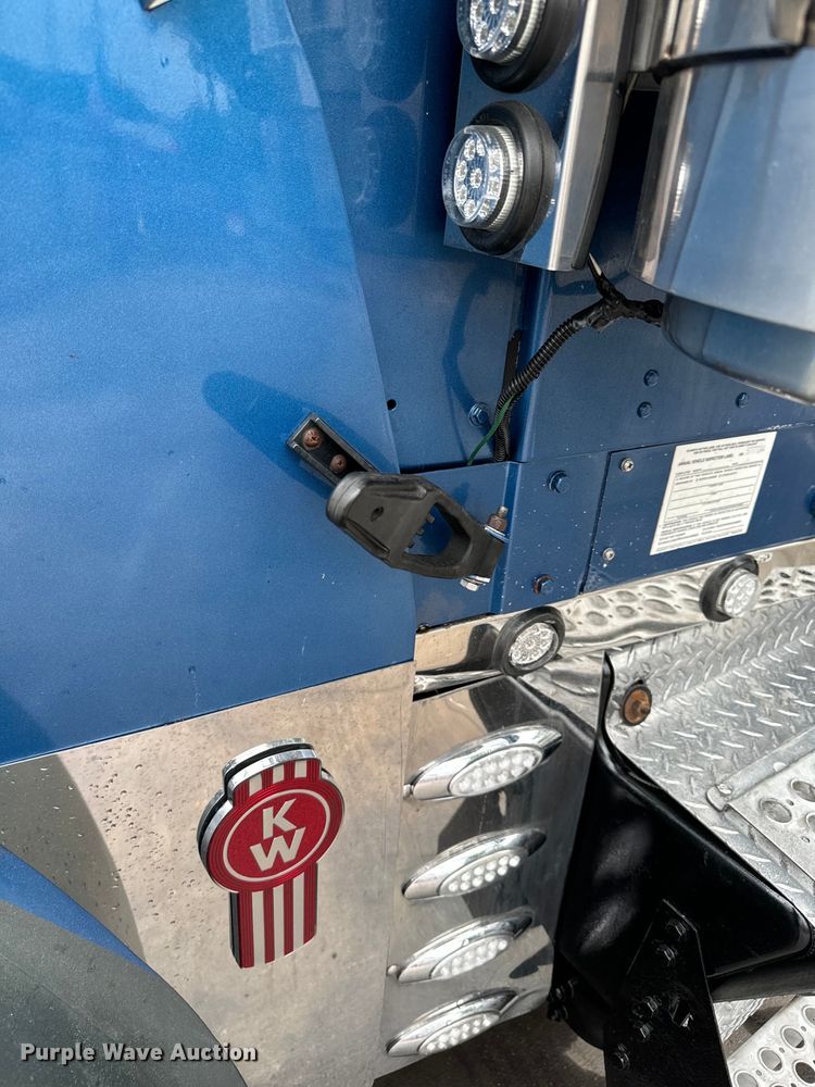 image for item DU3008 2005 Kenworth  W900  semi truck