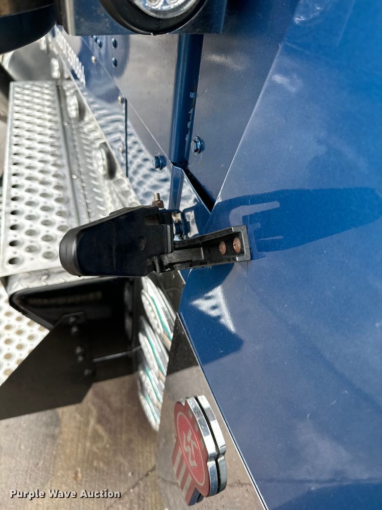 image for item DU3008 2005 Kenworth  W900  semi truck