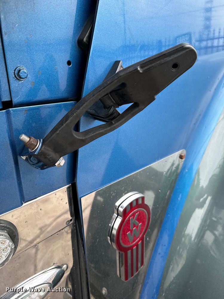 image for item DU3008 2005 Kenworth  W900  semi truck