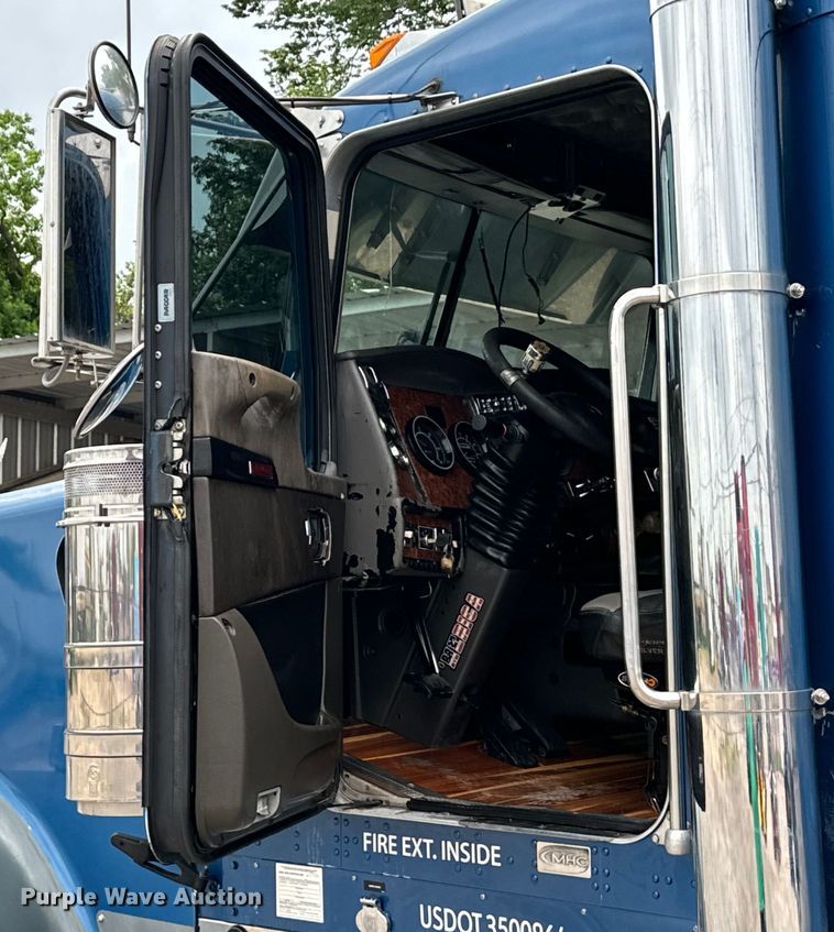 image for item DU3008 2005 Kenworth  W900  semi truck