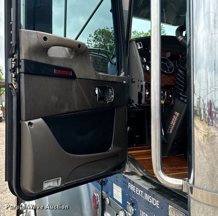 image for item DU3008 2005 Kenworth  W900  semi truck