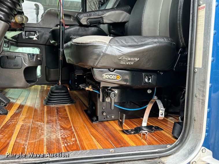 image for item DU3008 2005 Kenworth  W900  semi truck