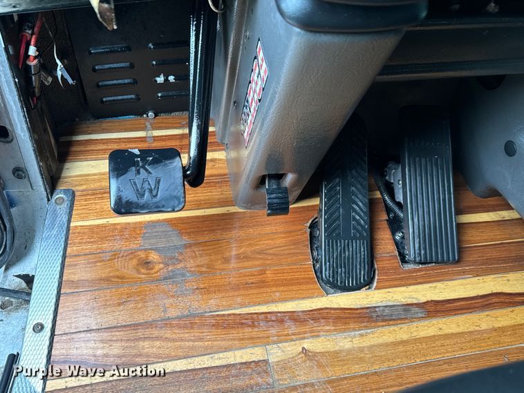 image for item DU3008 2005 Kenworth  W900  semi truck