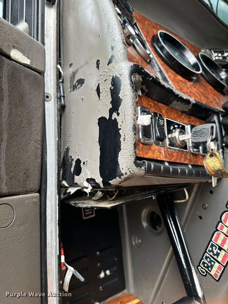 image for item DU3008 2005 Kenworth  W900  semi truck