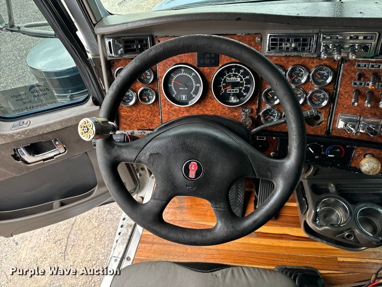 image for item DU3008 2005 Kenworth  W900  semi truck