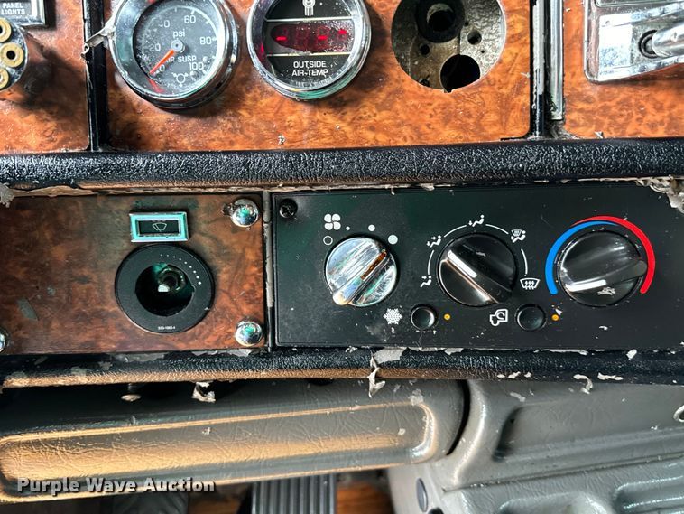 image for item DU3008 2005 Kenworth  W900  semi truck