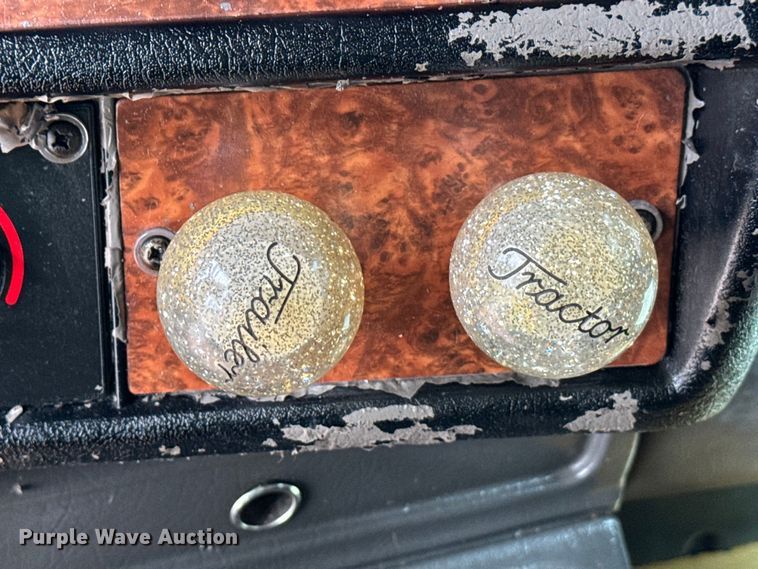 image for item DU3008 2005 Kenworth  W900  semi truck