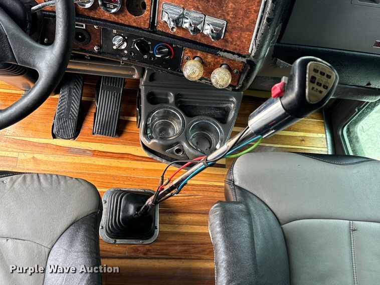 image for item DU3008 2005 Kenworth  W900  semi truck