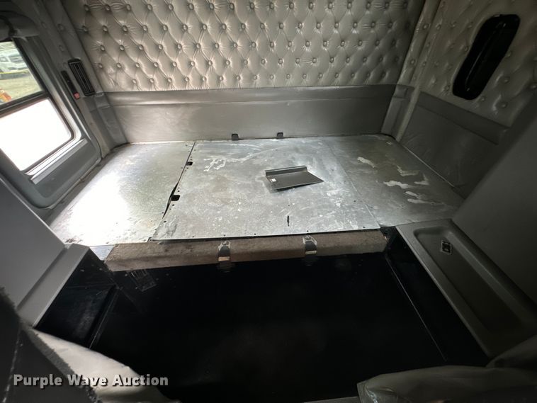 image for item DU3008 2005 Kenworth  W900  semi truck